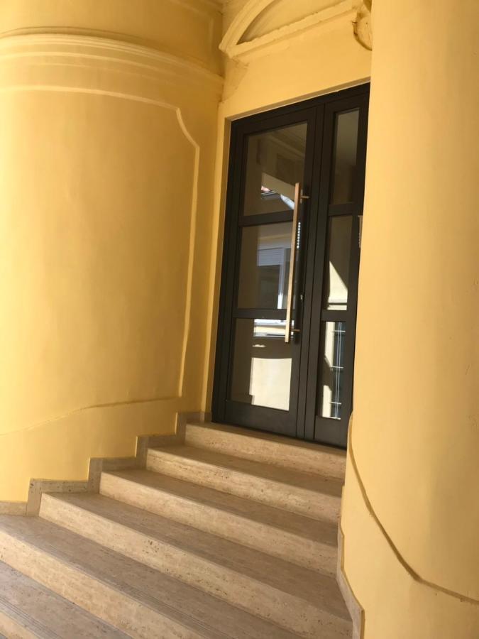 Modern Living Apt - Emberly - Private Parking Novi Sad Eksteriør bilde